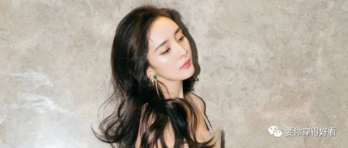 杨幂连衣裙唯美写真，大秀香肩美背!网友：34岁辣妈嫩回18