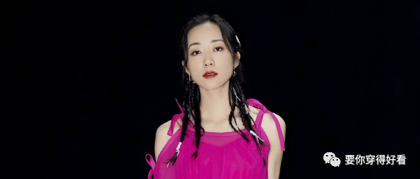 韩雪玫红色也能穿的好看，蝴蝶连衣裙气质佳，侧分编发少女感十足