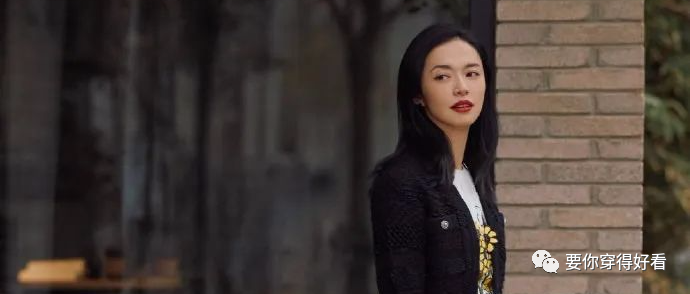 姚晨春日清新装扮上线，白色刺绣T恤搭配破洞牛仔裤，清新明媚