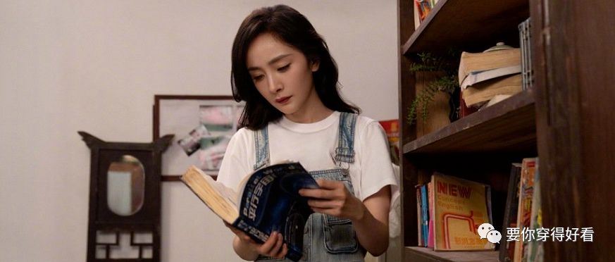 杨幂是衣服架子无疑了！牛仔背带裤搭简单白T也能又酷又飒