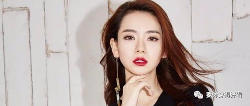 时尚女神戚薇百变穿搭，黑超遮面气场强大，可盐可甜，女神范十足