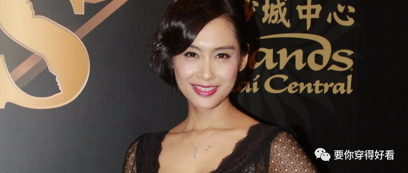 49岁朱茵真是“人间尤物”，身穿紧身蕾丝裙，身材凹凸有致太性感