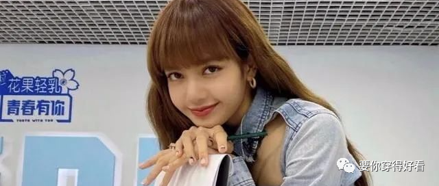 “人间芭比”明星Lisa引爆潮流，旅行私服，穿出了古典美人气质