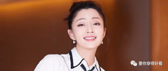 被殷桃圈粉了，37岁黑白撞色裙子清纯如大学生，真女神