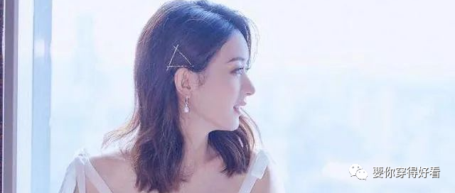 赵丽颖太适合白色裙子了，穿上不仅有肉，里里外外更是散发着仙气