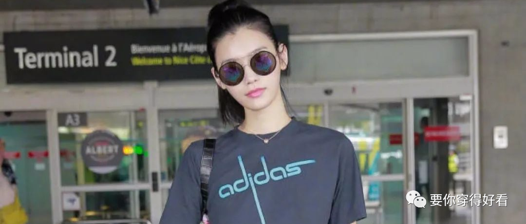 上衣搭配短裤，要多土就有多土，超模奚梦瑶这样穿，简直太美