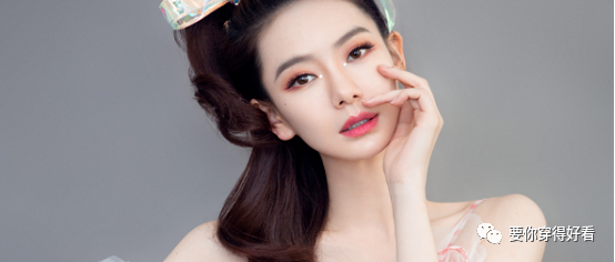 戚薇又解锁了时尚穿搭！把短裤套在腰上居然不丑，看来又要流行了