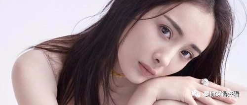 杨幂穿透丝袜显老10岁，下一秒换成“少女袜”，秒变初恋校花！