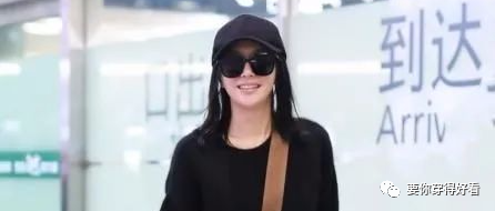 秦岚时髦不输年轻人，衣服选“女团风”的也能驾驭，真是越穿越潮