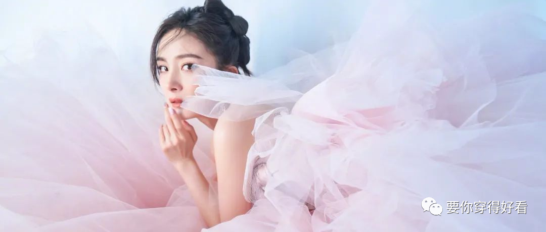 杨幂红毯造型，粉色蓬蓬纱裙灵动少女，金色碎钻流沙长裙性感妩媚