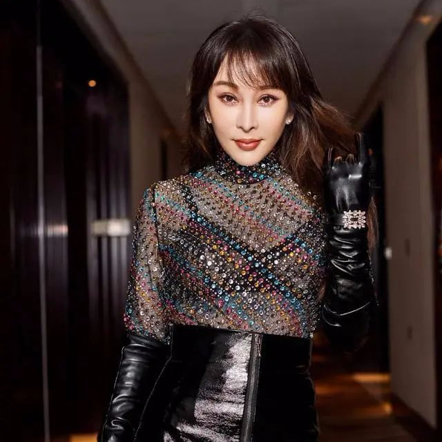 40岁的温岚老了吗?当然没有!穿透视上衣配小皮裙依然很“狂野”