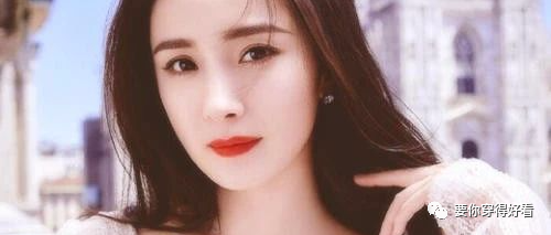 34岁杨幂和41岁殷桃，同穿一字肩裙，网友：真美腿和假美腿的差距