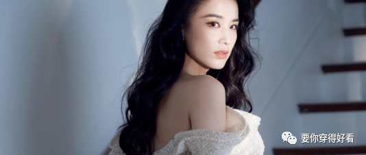 黄圣依太会保养，穿修身抹胸裙秀沙漏身材，出道20年还像少女