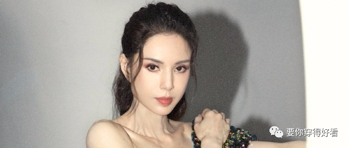 李若彤闪亮斜露肩短裙搭配黑色长筒靴，变身潮酷性感的美少女姑姑