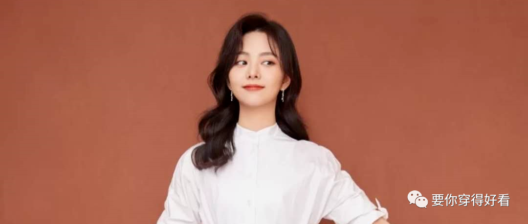 30岁的谭松韵高中生扮相太自然，穿搭清爽明媚，少女气质让人羡慕