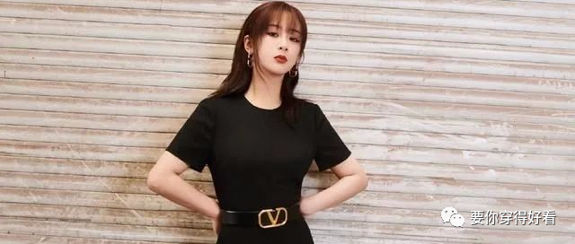 杨紫热巴同穿小黑裙，年龄相同气质却千差万别，一个美艳一个可爱