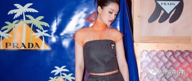 李沁的鞋跟和鞋底纷纷“消失”，前者太细后者太薄，穿上却好看