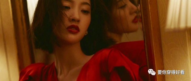 唐艺昕又带火了“鞋柜坐”，真丝红裙复古港风，柜门都踹不上了
