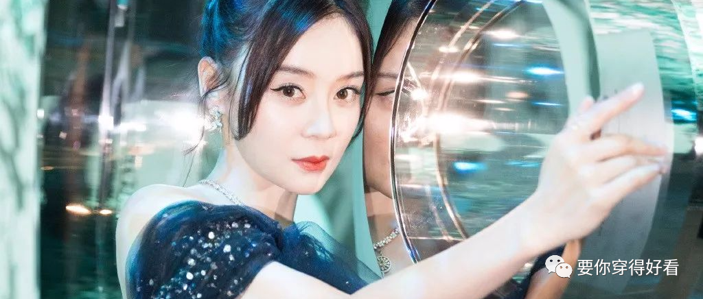 “翻盘成功”袁姗姗越发高调，穿V领亮片装配红唇出镜，明艳迷人