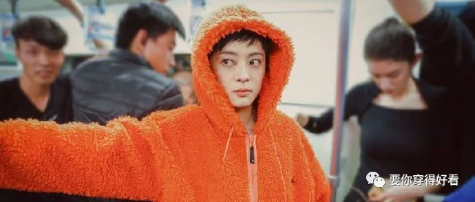 孙俪穿荧光色毛绒外套素颜坐地铁，低调减龄让人不敢认