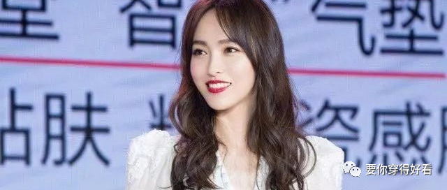 唐嫣真会玩，身穿抹胸裙都快掉下来了，网友：罗晋也不管管