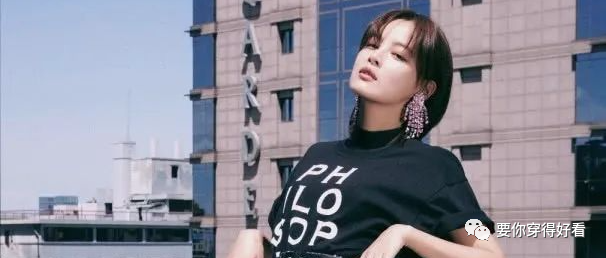 辛芷蕾仗着腿长，穿凉鞋还搭一双“骚粉丝袜”，不料让自己土气了