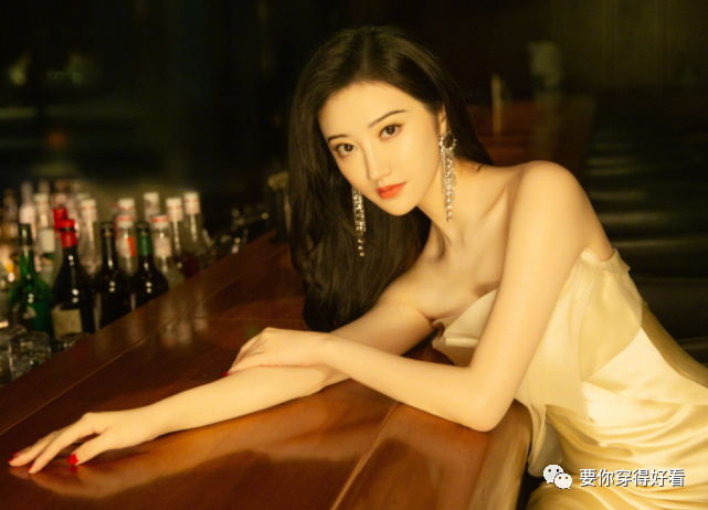 景甜模仿吉娜穿无痕装，当她侧身秀出凹凸身材后，立马叫人看呆