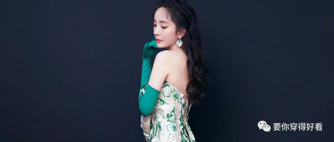 杨幂身材简直了，抹胸长裙展现少女感，美得猜不出年龄