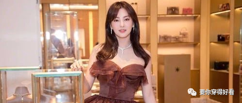 张雨绮穿礼服秀身材，风起却尴尬了，网友：小吴同款眉毛？