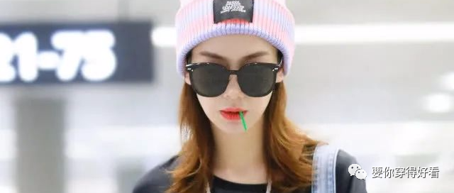 戚薇的脑洞真大，将裤头折个5cm，“厘米裤”意外风靡街头