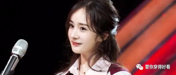 杨幂穿着黑色的短裤，短裤有着阔腿的裤型，显得腿很纤细很修长