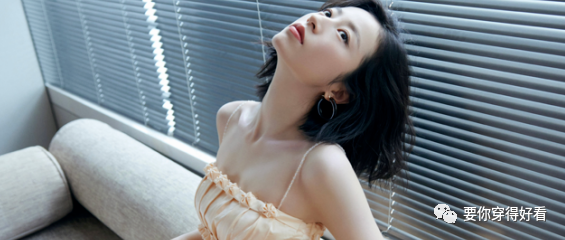 周雨彤身着吊带裙冷艳感太高级，胸前小花显少女，却被批像纸片人