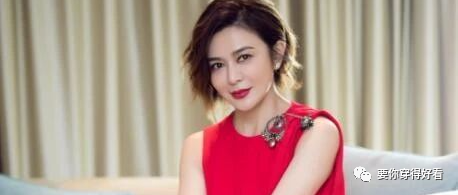 58岁关之琳和刘诗诗同穿红色长裙，跨越25岁比美，看起来却像姐妹