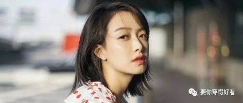 宋茜晚上穿一身名牌逛街，一看她脚上搭的：这是对夜市最大尊重