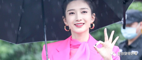 江疏影身穿玫红色西装配黑色短裤，明媚阳光高级大气，时尚抢眼