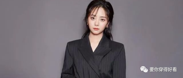 谭松韵的西装裙和陈乔恩的西装配长裙，又飒又气质，御姐范十足