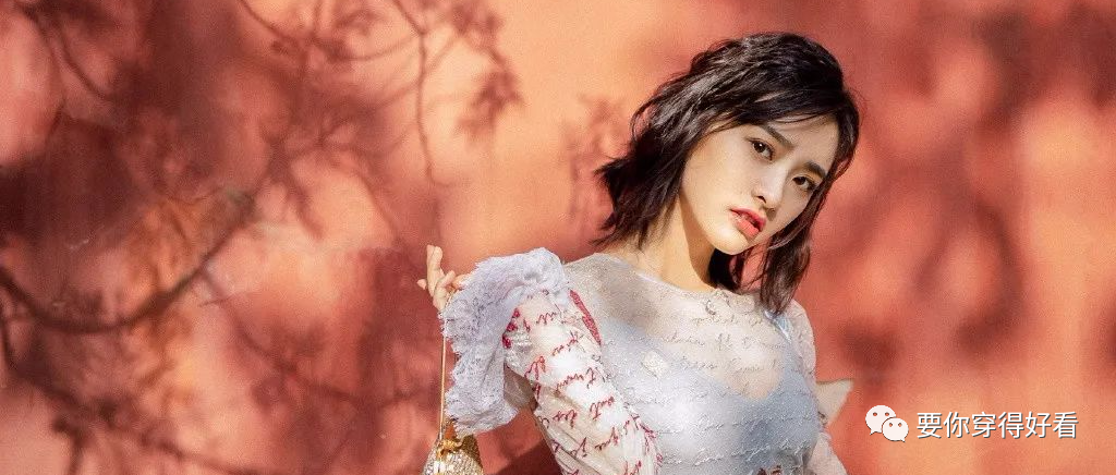 沈月真有160？穿高跟鞋还要手提裙摆，配“初恋脸”依旧美呆了