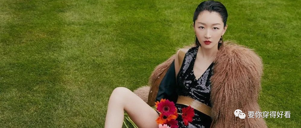 周冬雨现身伦敦时装周，亮片裙配大皮草好时髦，强大气场不输超模