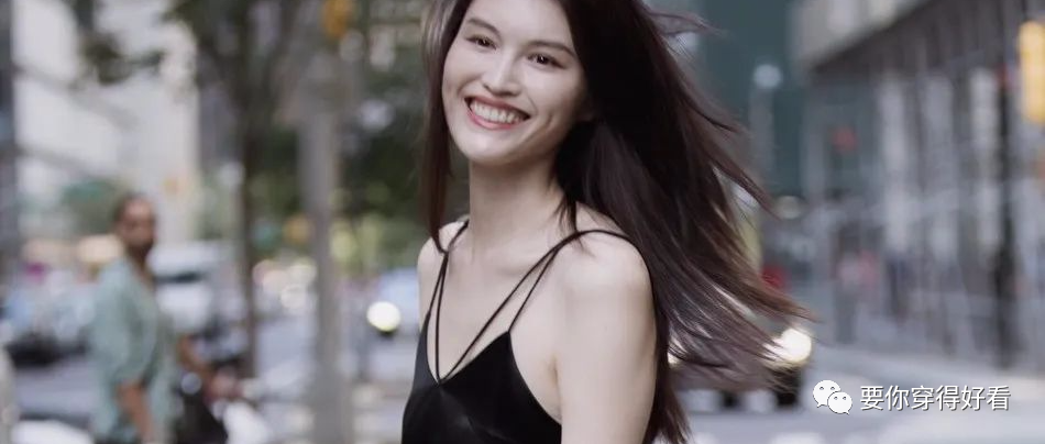 何穗现身纽约街头，穿连衣裙仅靠4根线固定，网友：这是睡裙吧？