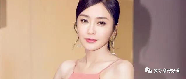 秦岚难得大胆一次，“肚兜”连衣裙凸出好身材，侧面让人脸红心跳