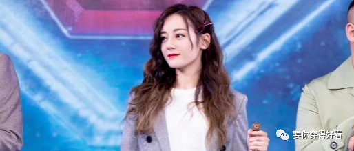 迪丽热巴的腿太绝了，时尚袜子搭配对了，更能显腿长