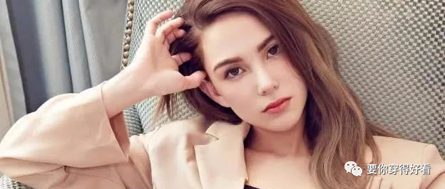 甩掉天王嫂标签，她穿西装美成了18岁，哪像两孩子的妈