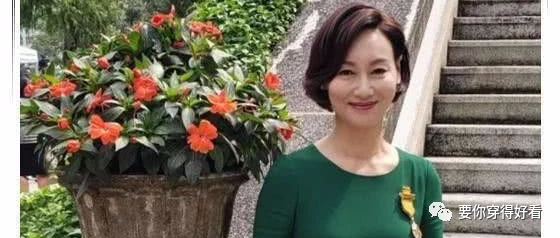 58岁钟楚红和58岁惠英红撞衫，终于见识到了“高级”的女性气质