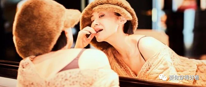 49岁许晴才是逆生长，毛衣配皮靴美艳动人，优雅性感尽显女人味