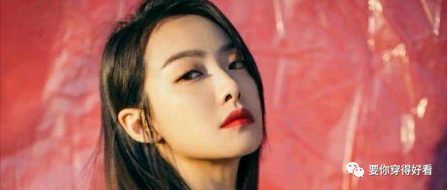 宋茜真放得开，穿着酒红色开叉礼裙秀长腿，气质宛如高贵女王