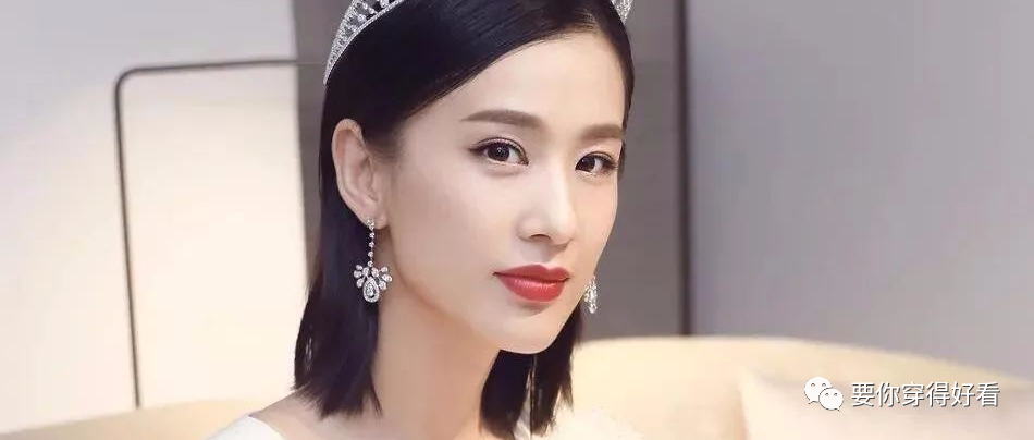 黄圣依不愧是豪门阔太，穿露背白裙戴皇冠，太有贵妇感