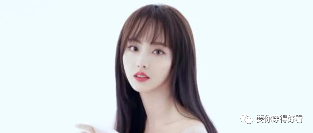 张嘉倪一身白纱裙犹如仙女下凡，长发及腰太灵气，小仙女本仙了