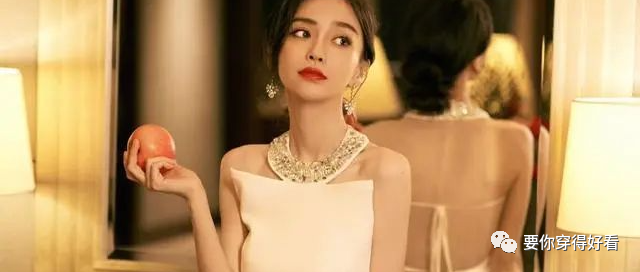 Angelababy“大尺度”穿搭走红毯,穿露背裙还开高叉,被她瘦到了