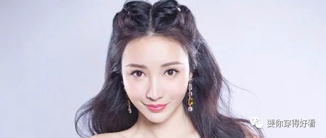 柳岩真是越来越丰满了，穿抹胸连衣裙难掩尤物身材，溢出感真强烈