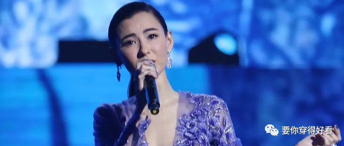 张柏芝为了抢镜太拼了，薄纱裙明艳动人，网友：当妈的好辛苦